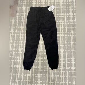 Lululemon Joggers Size 4 CAMO NWT